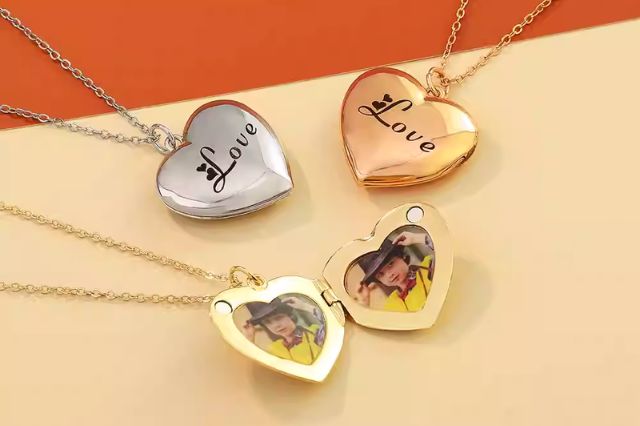 heart-shaped-necklace-with-a-warming-photo-keeping-loved-ones-close